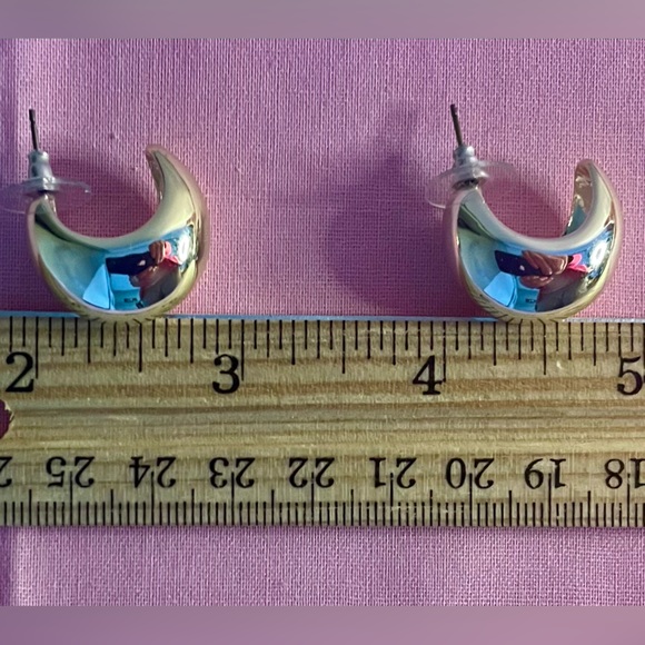 J. Crew NWOT-Brand New *Silver* 1/2” Wide Hoops. Great Everyday Earrings! - Picture 6 of 8